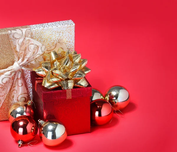 Χριστουγεννιάτικα δώρα. κουτιά δώρων με χρυσό τόξο και λαμπερά Χριστούγεννα — Stockfoto