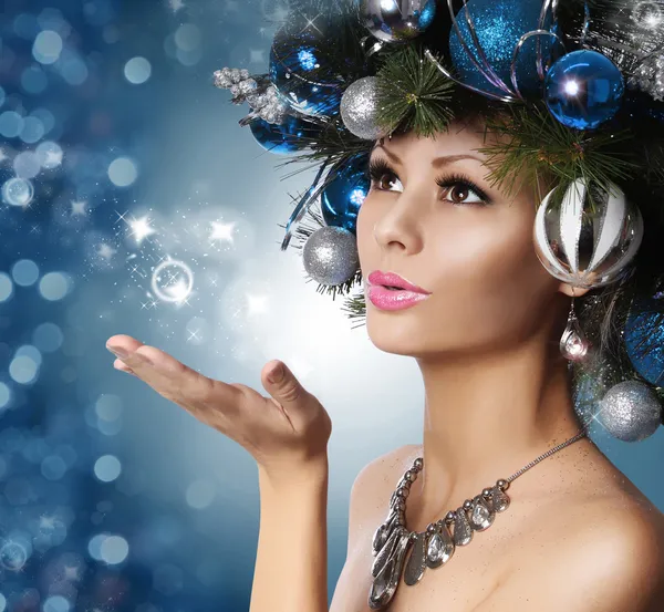 Christmas Woman with Decorated Hairstyle Blowing Kiss. Snow Quee — Stock Photo, Image