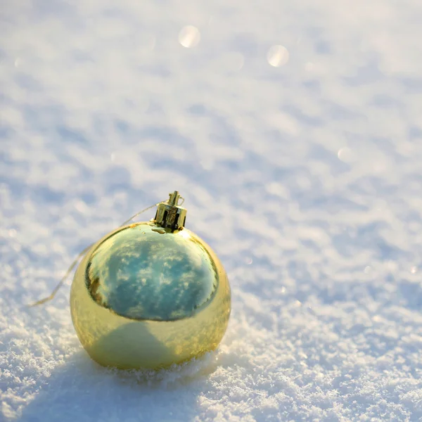 Altın Noel topları kar üzerinde. dışarıda. Kış güneşli bir gün. — Stok fotoğraf