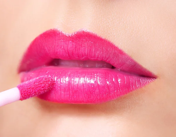 Batom rosa quente. Lip Gloss em lábios sexy e escova. Maquiagem . — Fotografia de Stock