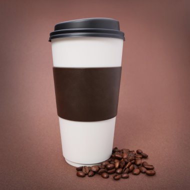 Kağıt kahve fincan kahve çekirdekleri kahverengi zemin üzerinde. paket servisi olan Restoran
