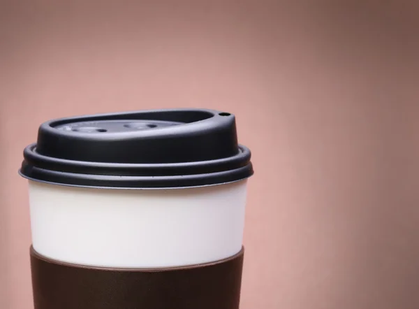 Papier tasse de café sur fond brun. À emporter ou jetables — Photo