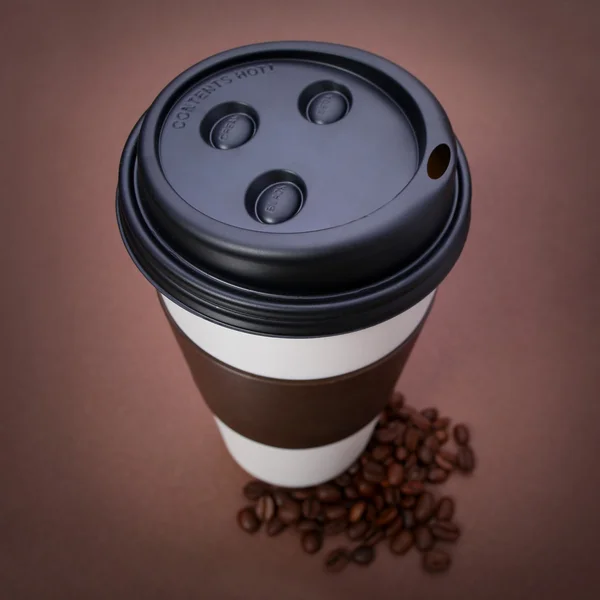 Papier kawy kubek z kawa na brązowym tle. na wynos — Zdjęcie stockowe