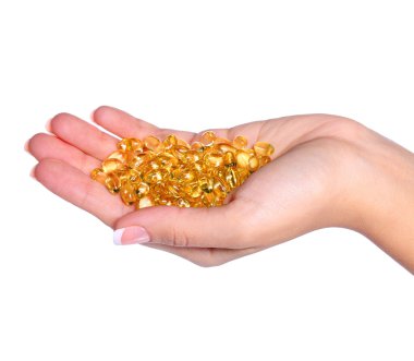 a vitamini kapsülleri beyaz zemin üzerine izole kadın elinde.