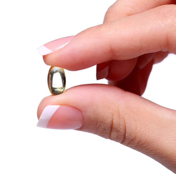 Capsule de vitamine A dans la main féminine. Huile de poisson ou pilules oméga-3 . — Photo