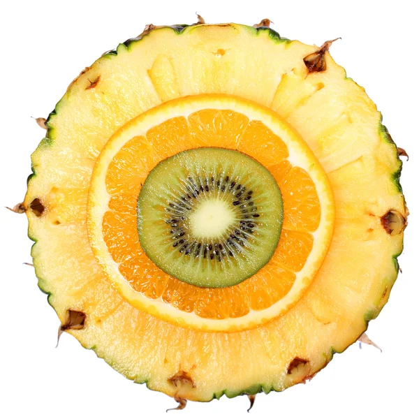 Geschnittene Früchte isoliert. Kiwi, Ananas, Orange. Makro. Ansicht von oben — Stockfoto