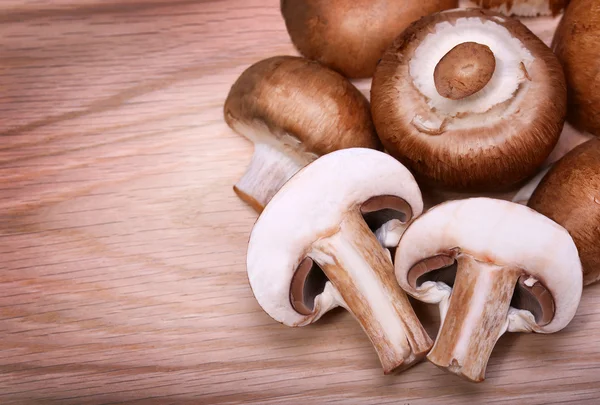 Champignons sur fond en bois. Baby Bella — Photo