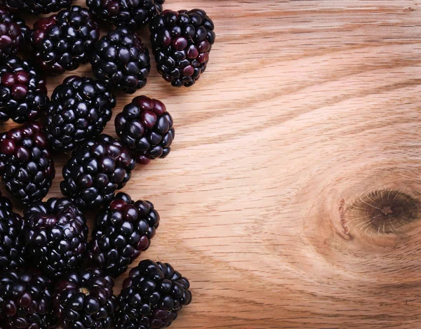 木制背景的黑莓 — 图库照片