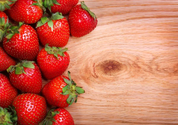 Aardbeien op houten ondergrond — Stockfoto