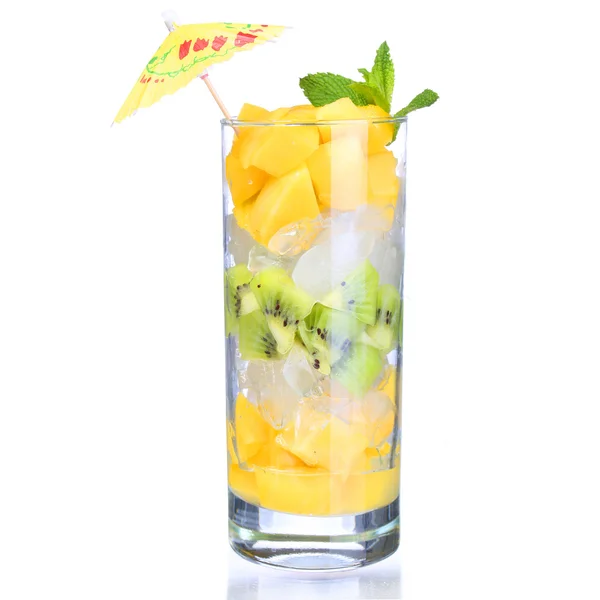 Fruit cocktail with slices of mango and kiwi in the glass — Stock Photo, Image