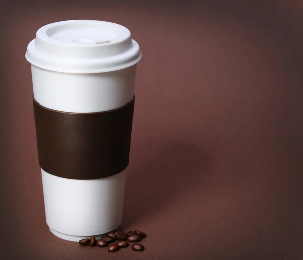 Xícara de café com grãos de café no fundo marrom. Takeaway ou Di — Fotografia de Stock