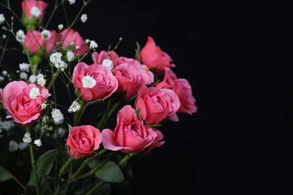 Boeket van roze rozen op zwarte achtergrond. — Stockfoto