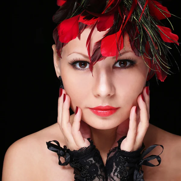 Fashion girl avec des plumes. Jeune femme avec rouge à lèvres rouge — Photo