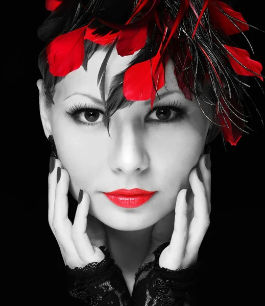 Mode flicka med fjädrar. ung kvinna med rött läppstift — Stockfoto