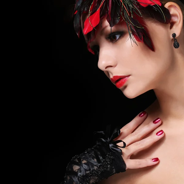 Chica de moda con plumas. Mujer joven con lápiz labial rojo — Foto de Stock