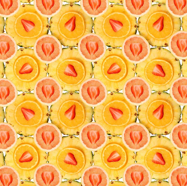 Skivad frukt bakgrund. jordgubbar, ananas, apelsin. Top vie — Stockfoto