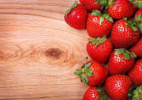 Aardbeien op houten ondergrond — Stockfoto