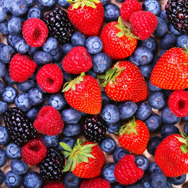 Bär bakgrund. jordgubbar, blåbär, hallon — Stockfoto