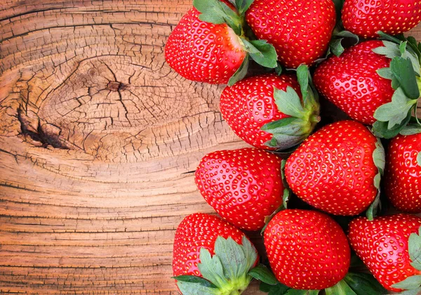 Fresas sobre fondo de madera —  Fotos de Stock