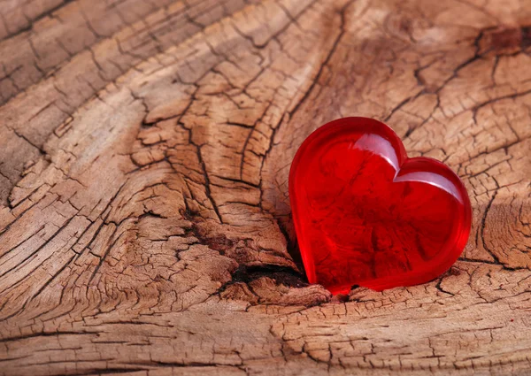 Saint Valentin. Coeur rouge sur fond en bois. Macro — Photo