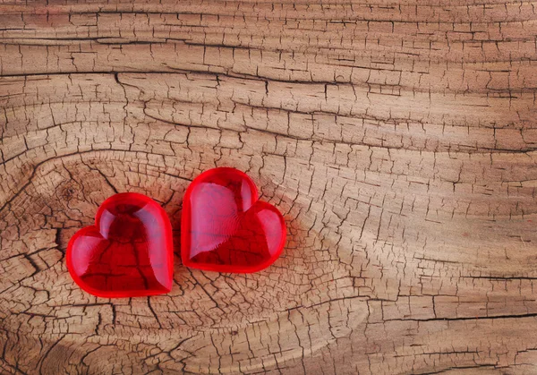 Liefde. rode harten op houten achtergrond. de dag van Valentijnskaarten. macro — Stockfoto