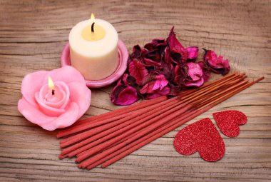 Spa. kurutulmuş gül yaprakları, tütsü çubukları ile yanan mumlar