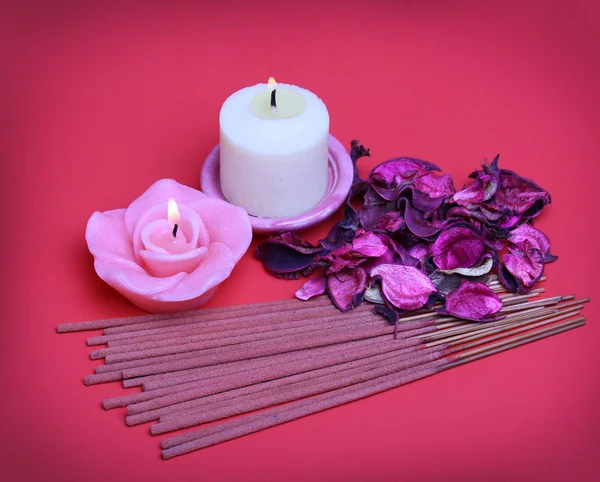 Спа набор. Горящие свечи с сушеными листьями роз — стоковое фото