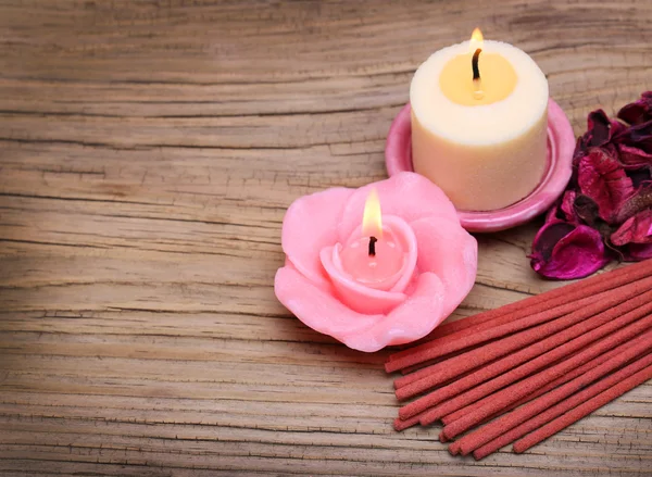 Spa. Burning candles with dried roses leaves and incense sticks — Stock Photo, Image
