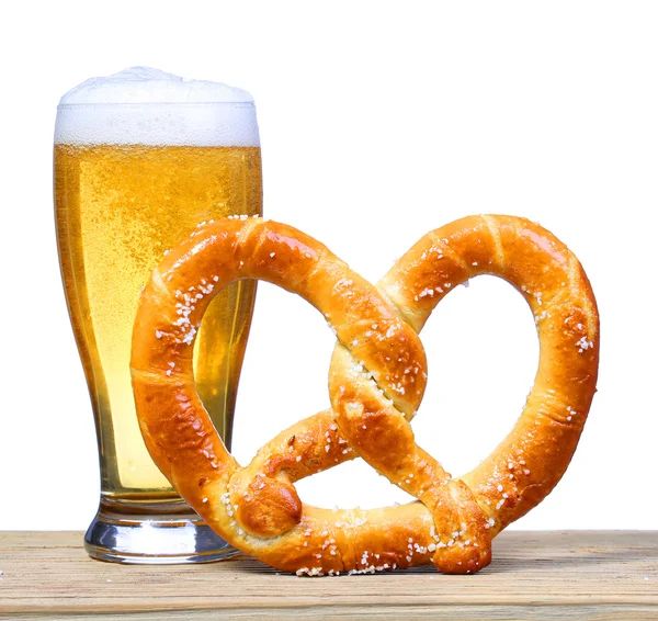 Cerveza con pretzel alemán sobre mesa de madera. aislado — Foto de Stock