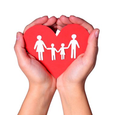 Kağıt aile beyaz zemin üzerine izole ellerinde. aşk