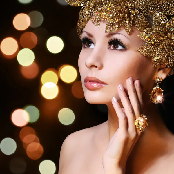 Fashion Girl with Gold Jewelries. Beauty young woman — Stock Photo, Image