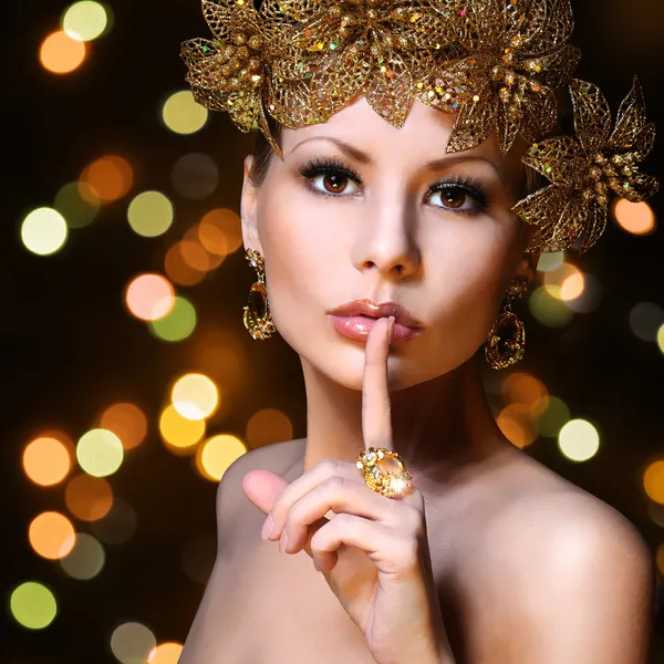 Fashion Girl con joyas de oro sobre fondo bokeh. Belleza — Foto de Stock