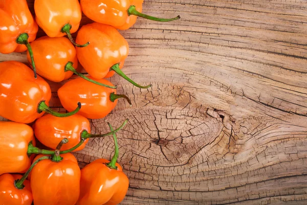 Εξαιρετικά καυτά πιπέρια habanero σε ξύλινα φόντο — Φωτογραφία Αρχείου