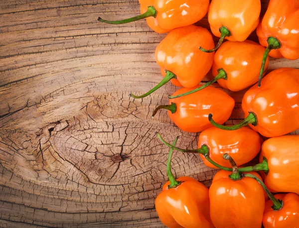 Extrémně horké habanero papriky na dřevěné pozadí — Stock fotografie