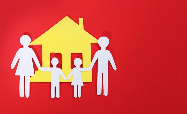 Kağıt aile ve ev kırmızı zemin üzerinde. kavram. — Stok fotoğraf