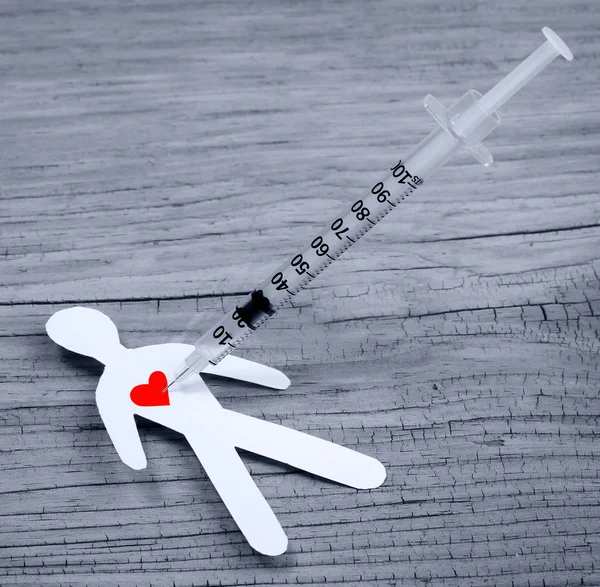 Uyuşturucu bağımlılığı kavramı. Kağıt adam kalp ve şırınga — Stok fotoğraf