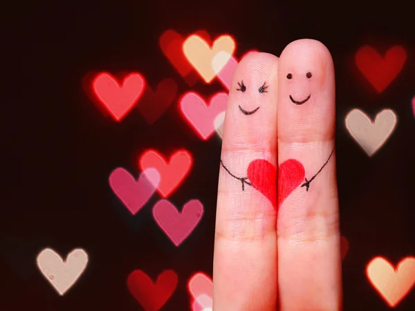 Ευτυχισμένο ζευγάρι έννοια. δύο δάχτυλα στην αγάπη με ζωγραφισμένο γελαστά — Φωτογραφία Αρχείου
