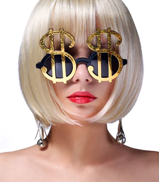 Geld Mädchen. Mode-Blondine mit Golddollar-Zeichen Sonnenbrille — Stockfoto