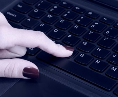 vrouwelijke hand met behulp van computertoetsenbord