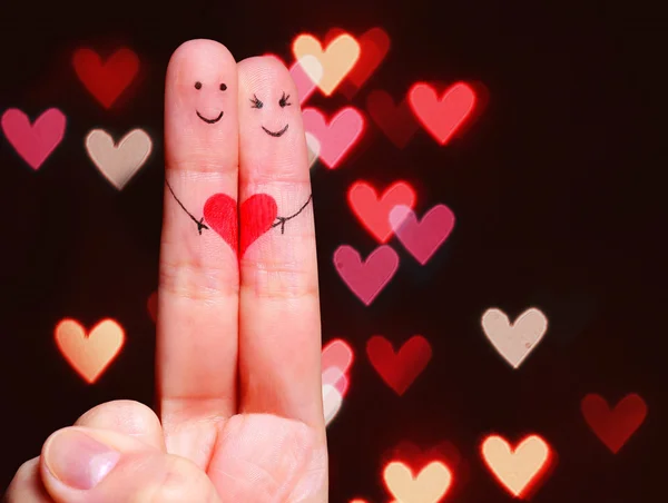 Gelukkige paar concept. twee vingers in liefde met geschilderde smiley fa — Stockfoto