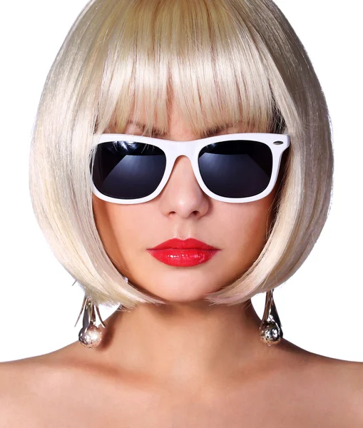 Modèle Fashion Blonde avec des lunettes de soleil. Jeune femme glamour — Photo