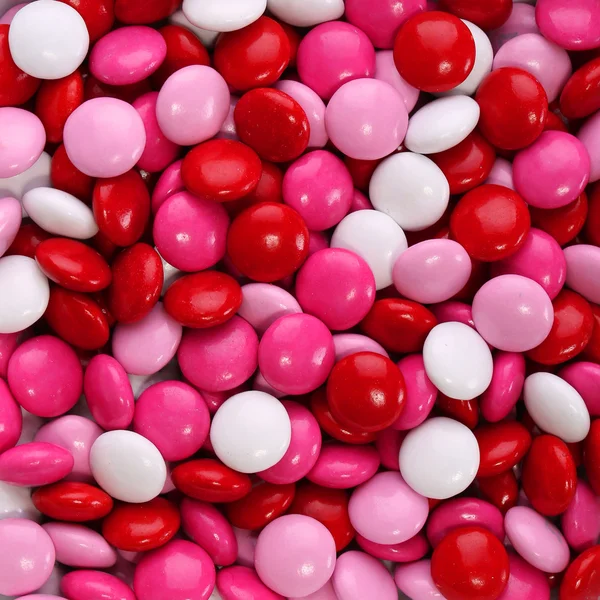 Kleurrijke chocolade Valentijnsdag snoep bekleed in roze, rood en whi — Stockfoto