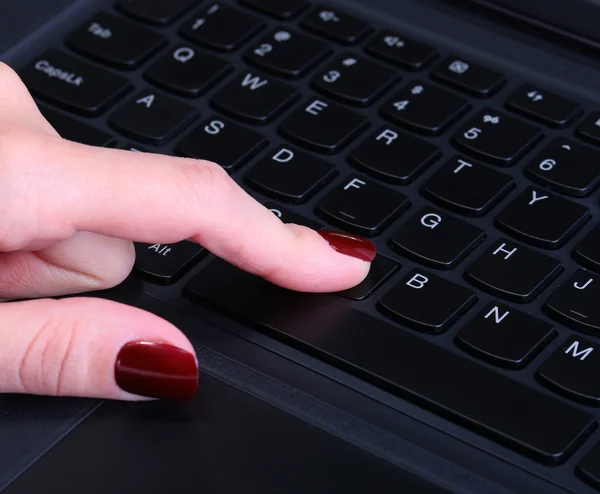 Mano femenina usando teclado del ordenador — Foto de Stock