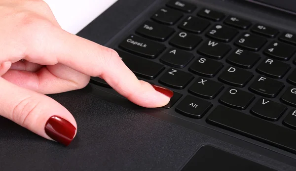 Mano femenina usando teclado del ordenador — Foto de Stock