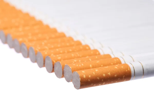 Изолированные сигареты — стоковое фото