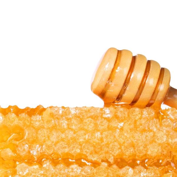 Nido de abeja con tarro de miel de madera, aislado sobre fondo blanco — Foto de Stock