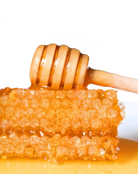 Nido de abeja con tarro de miel de madera sobre fondo blanco — Foto de Stock