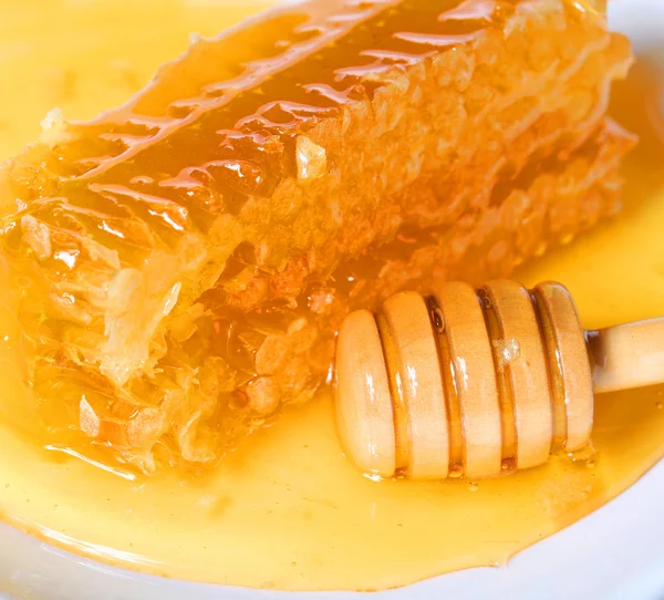 Nido de abeja con tarro de miel de madera — Foto de Stock