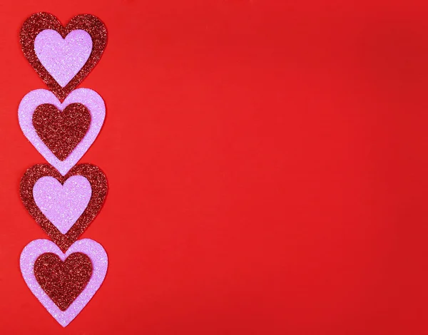 Glitter Hearts, sobre fundo vermelho com espaço para o texto . — Fotografia de Stock