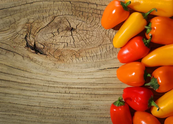 Paprika's op houten achtergrond met ruimte voor de tekst — Stockfoto